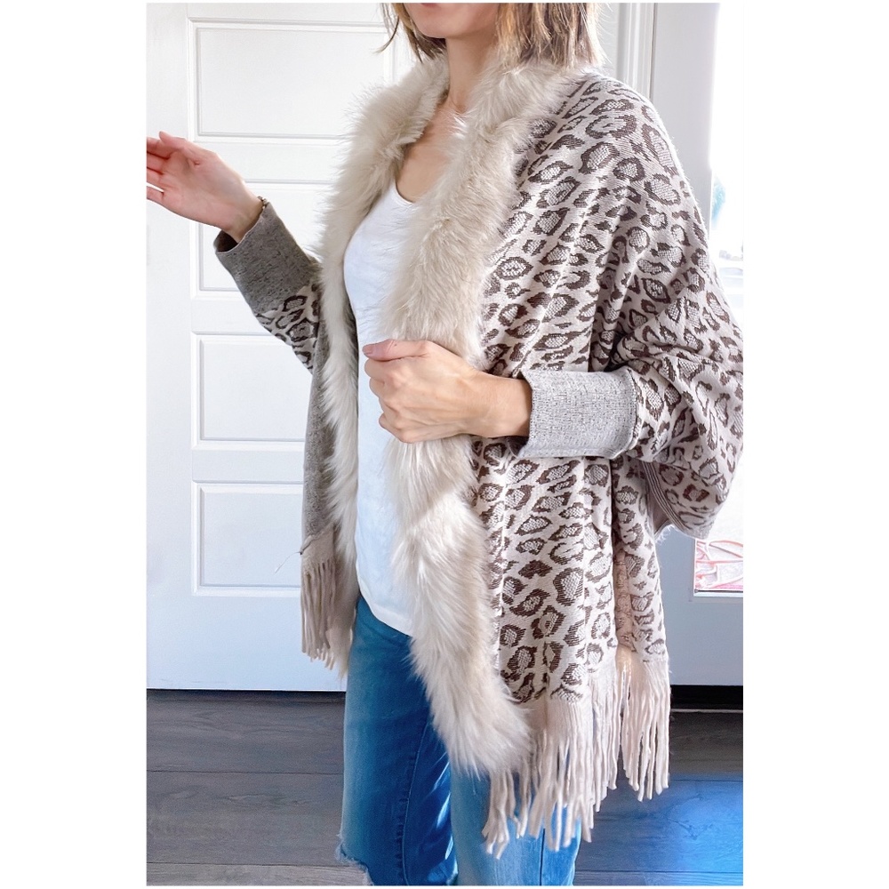 037 Cozy vegan fur leopard print tassel poncho cardigan - Picture 5 of 7